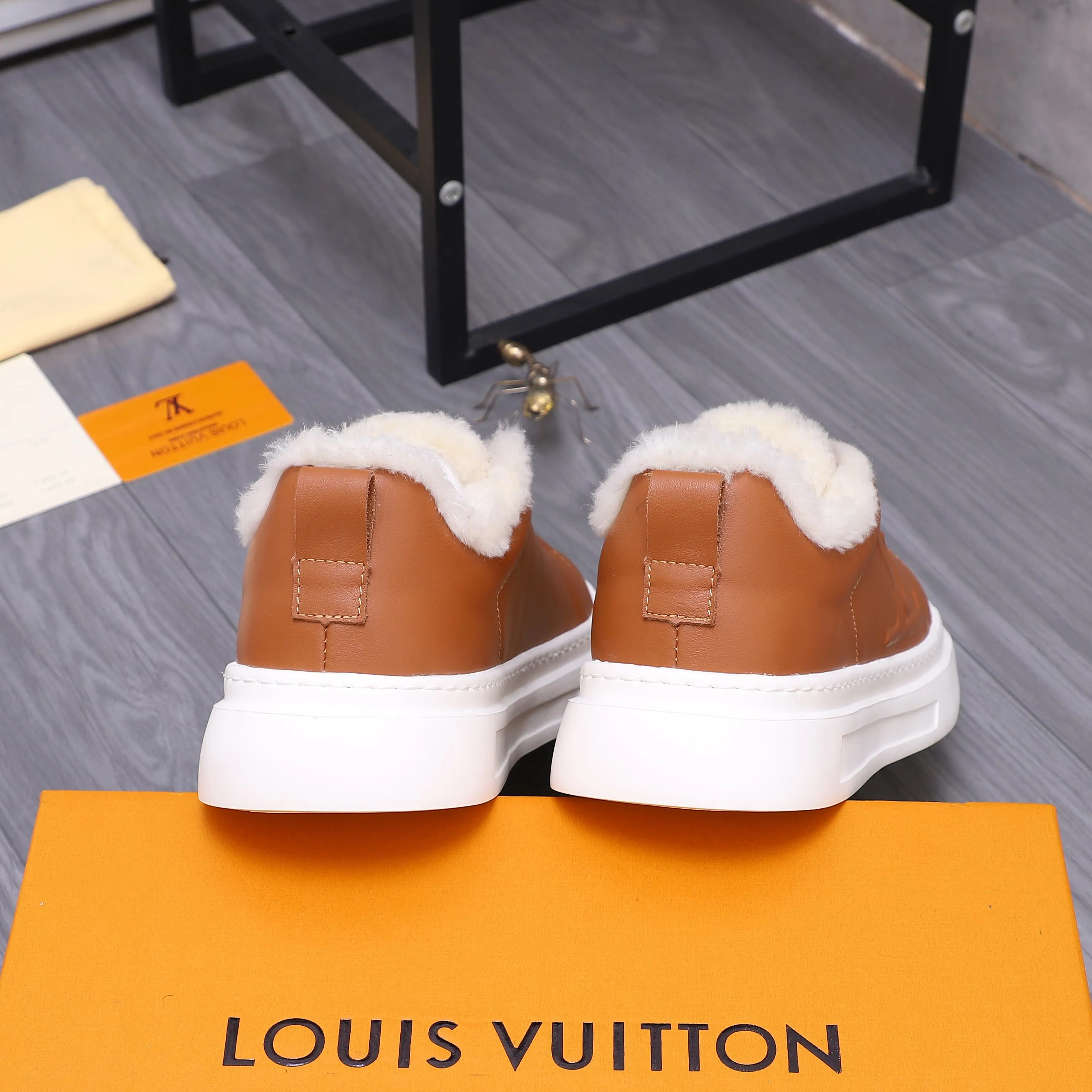 Men's shoes 💰p500 Product trademark: LV "Louis Vuitton Winter warm casual men's shoes Regular size: 38-44 Product materials: Selected high-quality cowhide upper, plush lining, rubber outsole